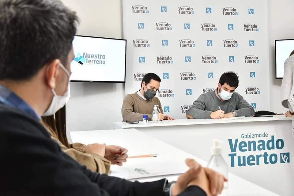 Venado Tuerto: Los vecinos ganadores de los terrenos municipales inician la firma de sus boletos de compra-venta Venado Tuerto: Los vecinos ganadores de los terrenos municipales inician la firma de sus boletos de compra-venta