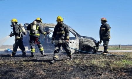 Villa Cañás: Incendio de un utilitario en Ruta 94