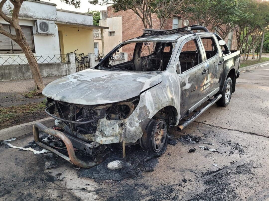 Sancti Spítitu: Detuvieron a quien sería el autor del incendio de los móviles policiales Sancti Spítitu: Detuvieron a quien sería el autor del incendio de los móviles policiales