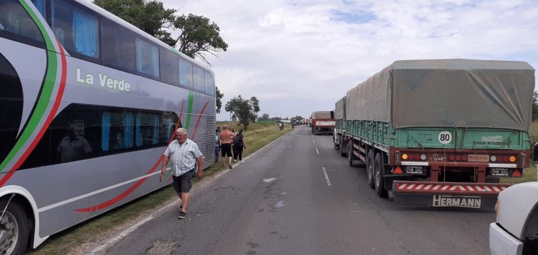 Ruta 33: Colectivo de La Verde provocó fuerte accidente de tránsito Ruta 33: Colectivo de La Verde provocó fuerte accidente de tránsito