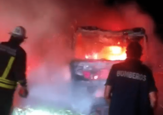 Dos fallecidos a causa de tremendo choque e incendio en Ruta 8 cerca del peaje