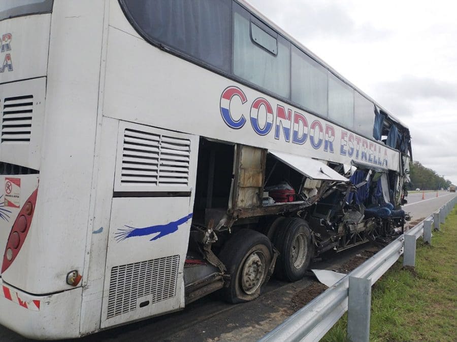 Viajaba a Venado Tuerto: Una mujer muerta y 12 heridos al chocar un micro y un camión en la Ruta 7 Viajaba a Venado Tuerto: Una mujer muerta y 12 heridos al chocar un micro y un camión en la Ruta 7