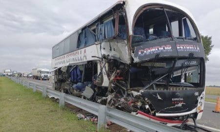 Viajaba a Venado Tuerto: Una mujer muerta y 12 heridos al chocar un micro y un camión en la Ruta 7