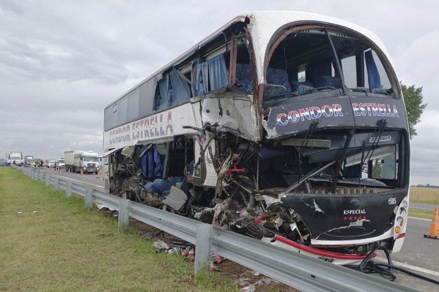 Viajaba a Venado Tuerto: Una mujer muerta y 12 heridos al chocar un micro y un camión en la Ruta 7