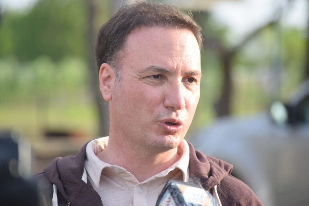 Gestiones del senador Enrico para que se concreten obras edilicias en dos escuelas de Chovet y Rufino