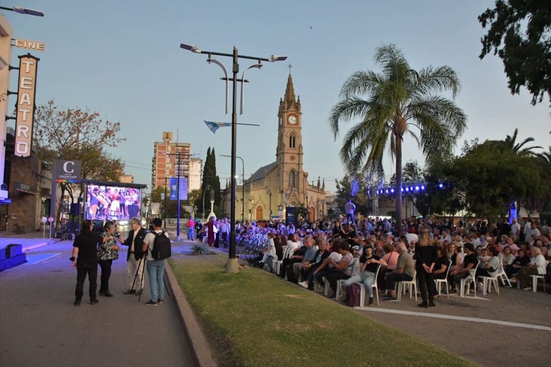 Venado Tuerto: Noche histórica en la ciudad, Chiarella encabezó la reapertura del Centro Cultural Municipal Venado Tuerto: Noche histórica en la ciudad, Chiarella encabezó la reapertura del Centro Cultural Municipal