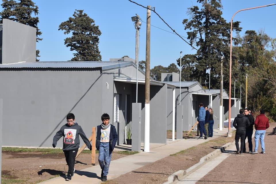 Sancti Spíritu: La Comuna volvió a construir y entregar viviendas a 8 familias Sancti Spíritu: La Comuna volvió a construir y entregar viviendas a 8 familias