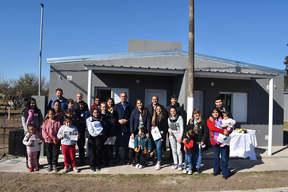 Sancti Spíritu: La Comuna volvió a construir y entregar viviendas a 8 familias Sancti Spíritu: La Comuna volvió a construir y entregar viviendas a 8 familias