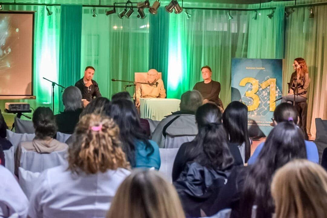 El senador Enrico junto a Carlos Bleynat presentaron el libro "31" en Firmat