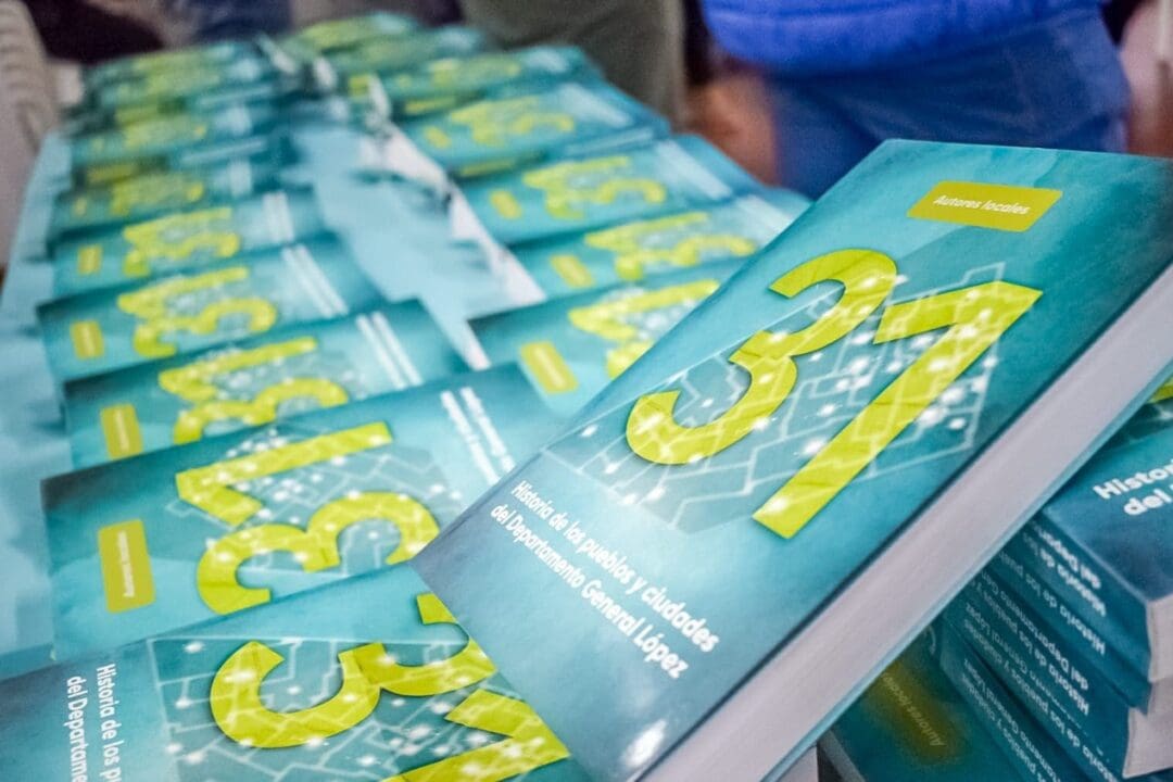 El senador Enrico junto a Carlos Bleynat presentaron el libro "31" en Firmat