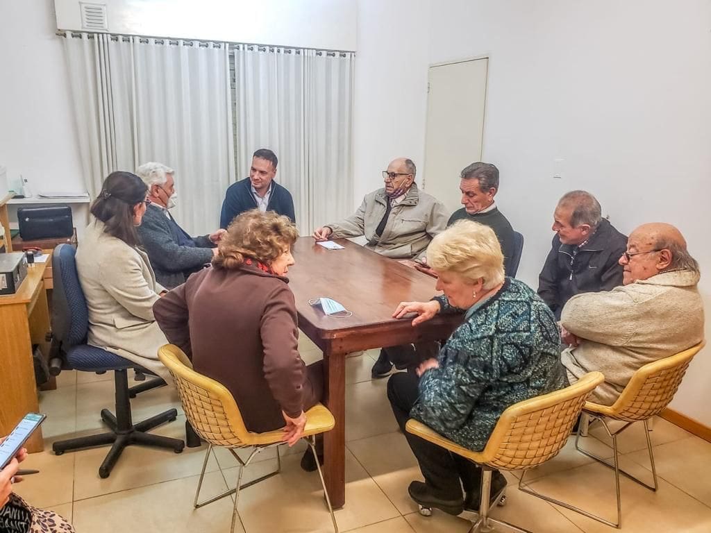 El senador Enrico junto a Carlos Bleynat presentaron el libro "31" en Firmat