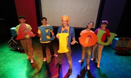 Niñas, niños y grandes llenan la sala del Teatro Ideal en estas vacaciones de invierno