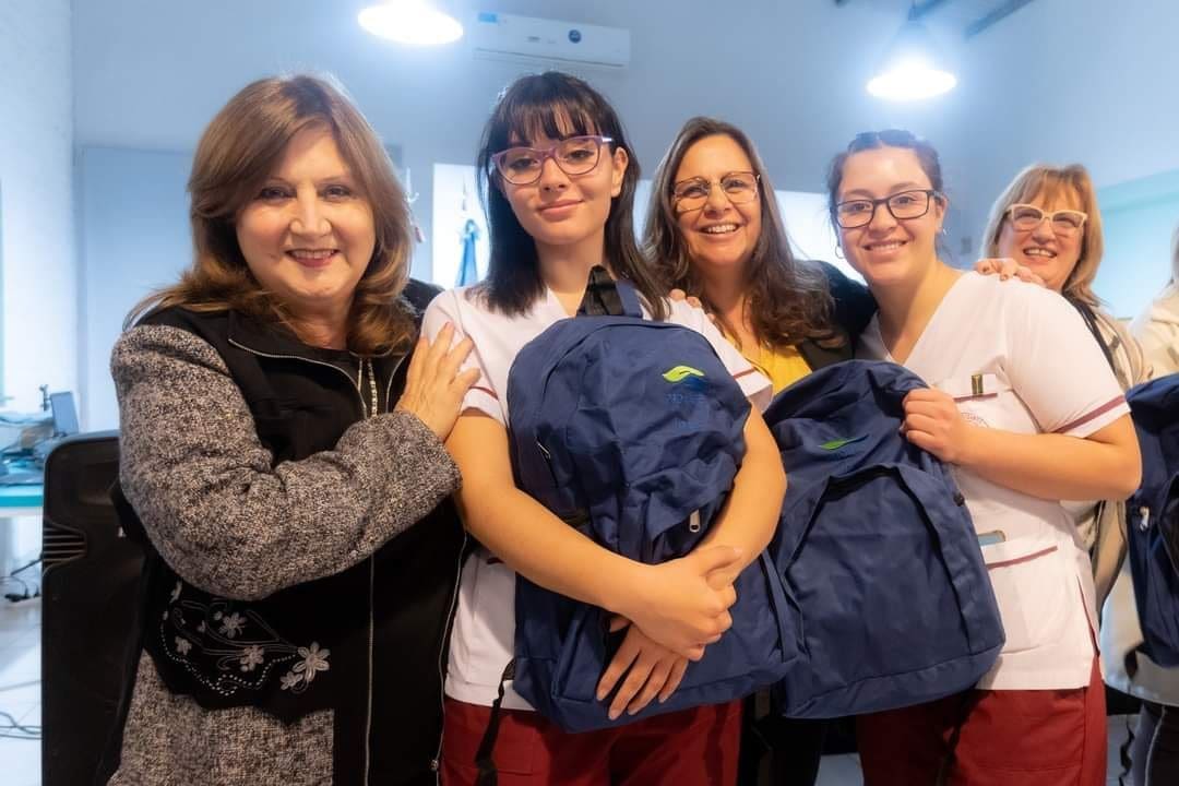 María Teresa: Entrega de mochilas técnicas a estudiantes de enfermería María Teresa: Entrega de mochilas técnicas a estudiantes de enfermería