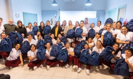 María Teresa: Entrega de mochilas técnicas a estudiantes de enfermería