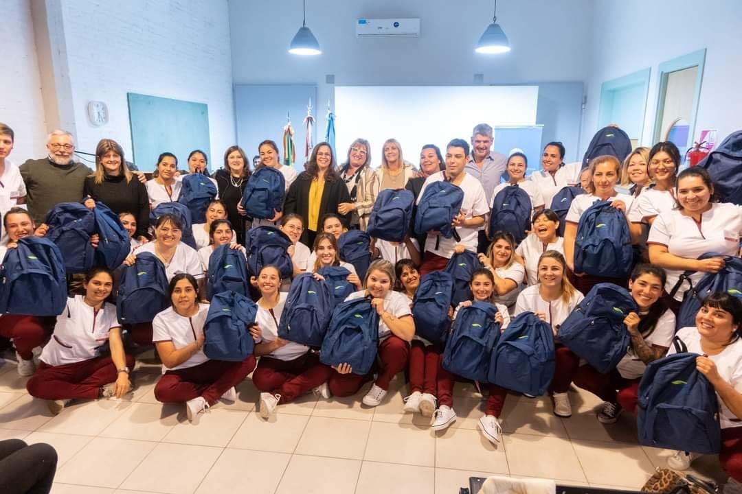 María Teresa: Entrega de mochilas técnicas a estudiantes de enfermería