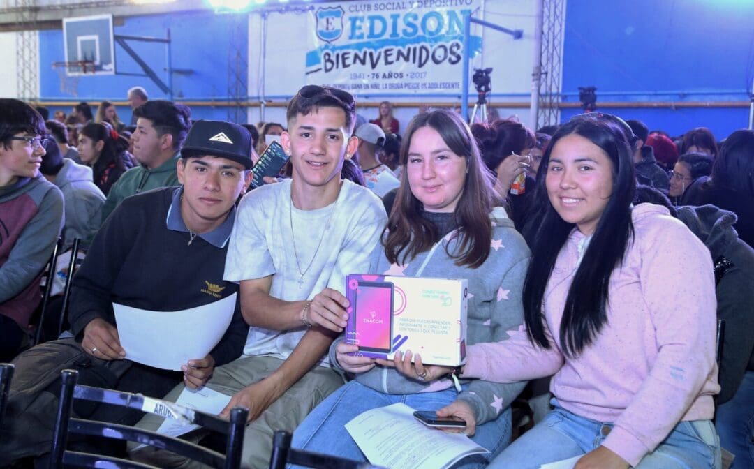 Provincia y Nación comenzaron con la entrega de más de 5.000 tablets en todo el territorio santafesino Provincia y Nación comenzaron con la entrega de más de 5.000 tablets en todo el territorio santafesino