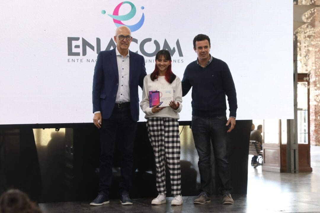 Provincia y Nación comenzaron con la entrega de más de 5.000 tablets en todo el territorio santafesino Provincia y Nación comenzaron con la entrega de más de 5.000 tablets en todo el territorio santafesino