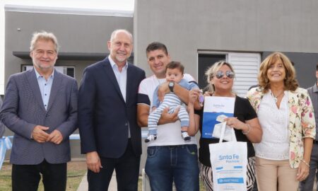 Perotti entregó 64 viviendas en Venado Tuerto: Deseo que puedan aquí realizar sus sueños