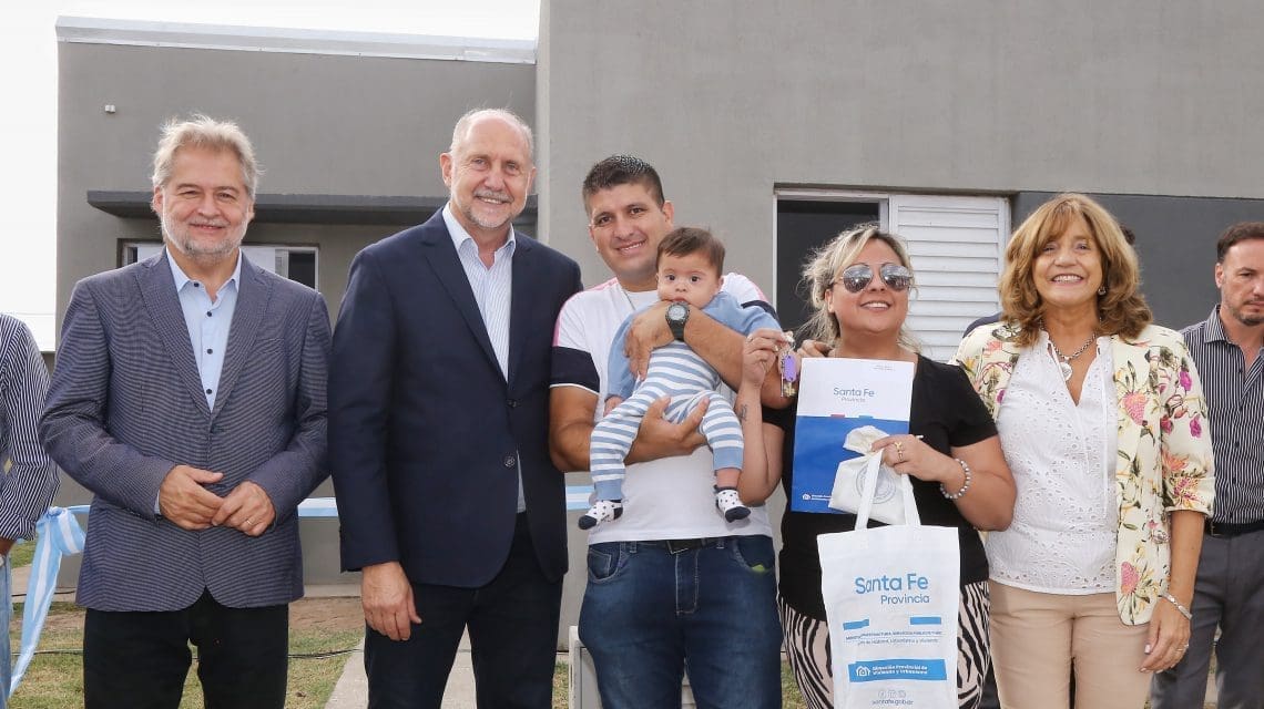 Perotti entregó 64 viviendas en Venado Tuerto: Deseo que puedan aquí realizar sus sueños
