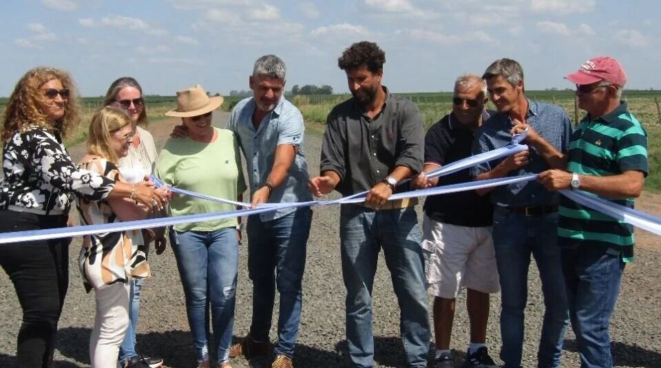 Caminos de la Ruralidad: la provincia inauguró una traza en María Teresa y firmó convenios con Hughes y San Gregorio