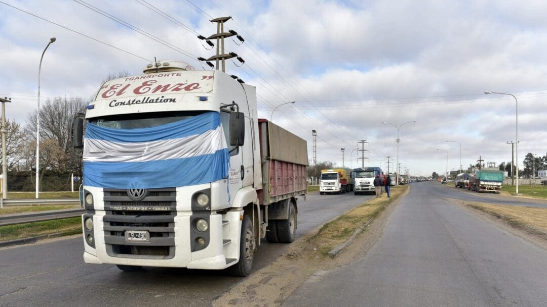El senador Enrico se reunió con asociaciones de camioneros y sigue reclamando medidas para el sector