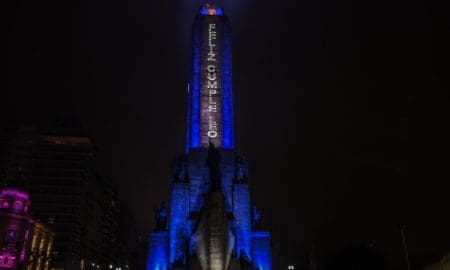 Con un mensaje en el Monumento, Rosario saludó a Messi en su cumpleaños