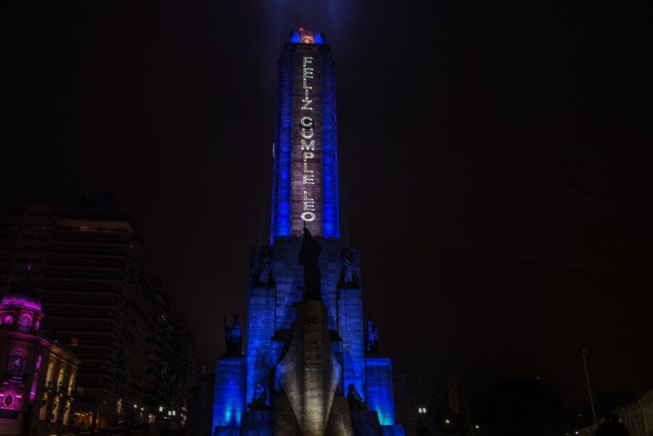 Con un mensaje en el Monumento, Rosario saludó a Messi en su cumpleaños