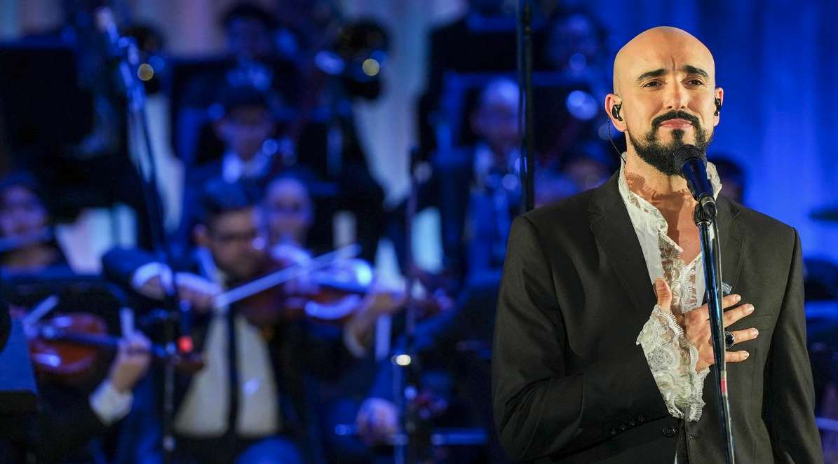 Abel Pintos presenta los himnos patrios en el Colón con una emotiva versión de la Marcha San Lorenzo