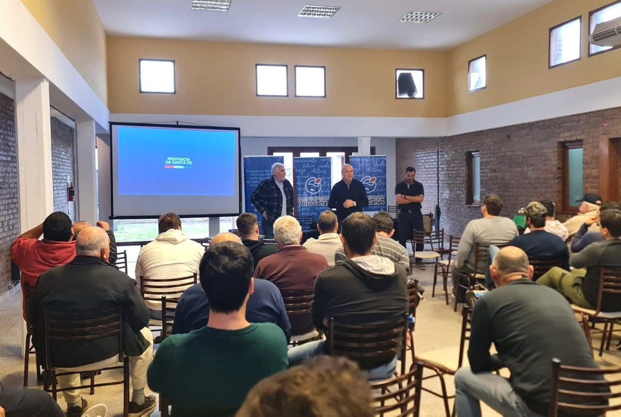 Villa Cañás: Fitosanitarios, capacitación para operarios de equipos terrestres