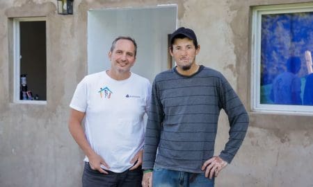 Es arquitecto y ayuda a sus albañiles a tener su casa propia, ya fueron entregadas 17