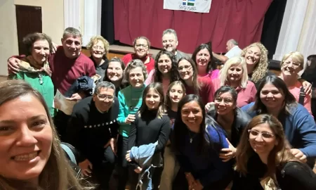 Georgina Orciani acompañó al coro Voces de mi Pueblo