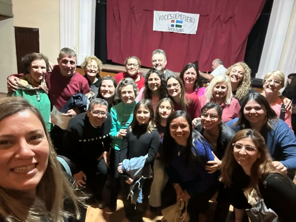 Georgina Orciani acompañó al coro Voces de mi Pueblo