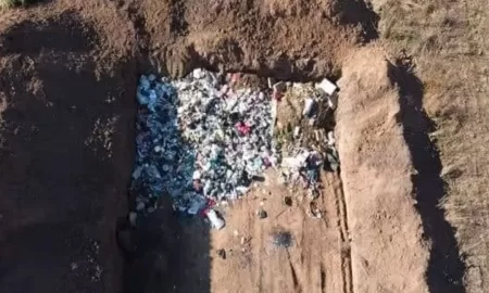 Macabro hallazgo en María Teresa: Encontraron un ataúd con restos humanos en el basural