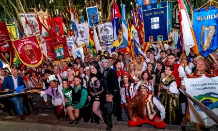 Colectividades poblaron la peatonal Córdoba de ritmo y color con su tradicional desfile