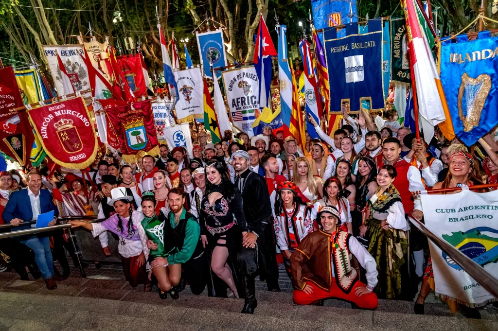 Colectividades poblaron la peatonal Córdoba de ritmo y color con su tradicional desfile