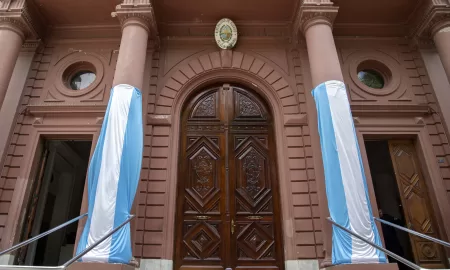 La histórica puerta principal regresó al Palacio de los Leones