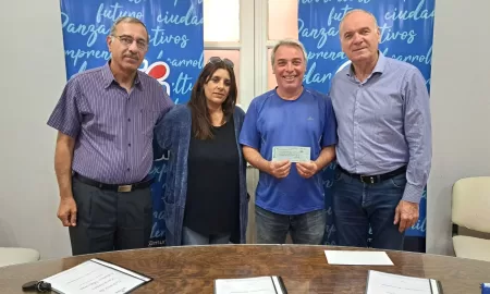 Villa Cañás: Entrega de fondos al Clun Sportsman por la colonia de invierno para adultos mayores de PAMI