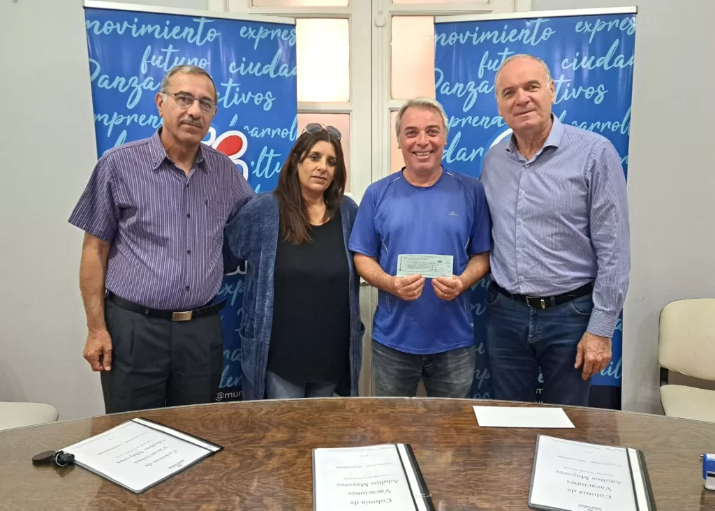 Villa Cañás: Entrega de fondos al Clun Sportsman por la colonia de invierno para adultos mayores de PAMI