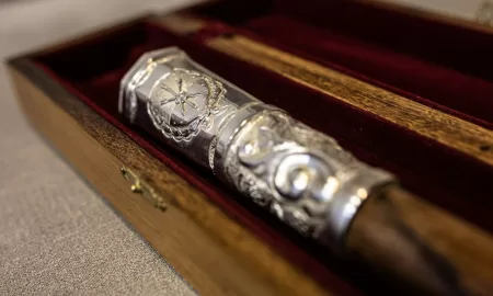 Maximiliano Pullaro y un bastón de mando que homenajea a la democracia