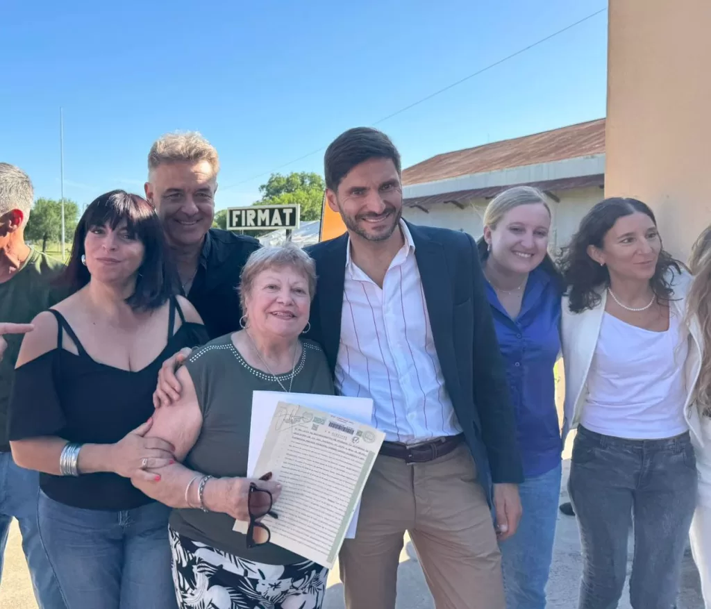 Pullaro entregó escrituras a vecinos de Venado Tuerto y Firmat
