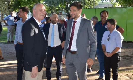 Villa Cañás: El gobierno provincial construirá 45 viviendas y entregó 6 escrituras