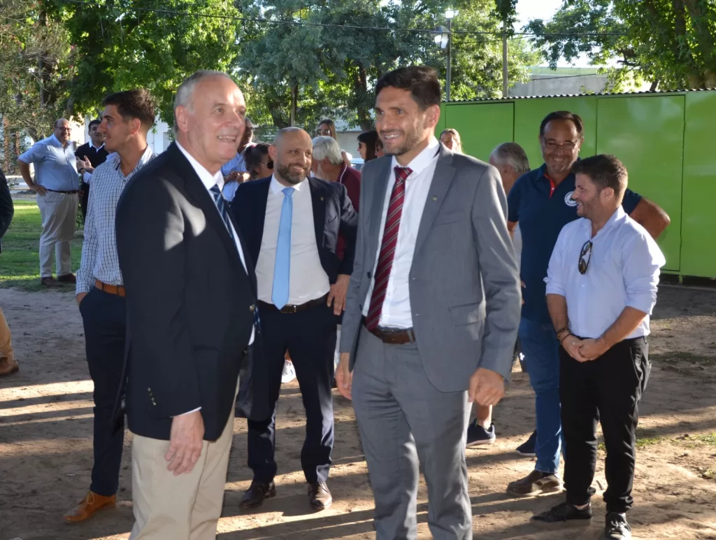 Villa Cañás: El gobierno provincial construirá 45 viviendas y entregó 6 escrituras