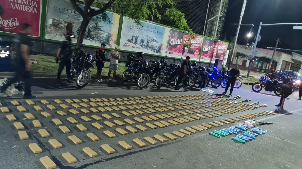Rosario: La Policía secuestró 230 ladrillos de marihuana y 15 envoltorios de cocaína
