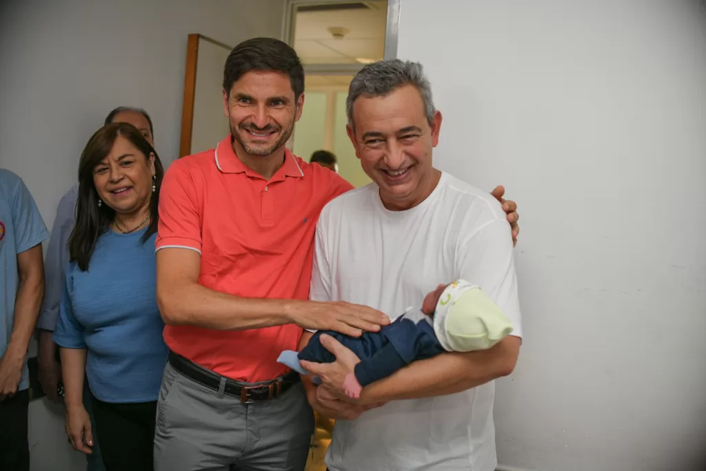 El intendente y el gobernador dieron la bienvenida a Teo, el primer bebé del año