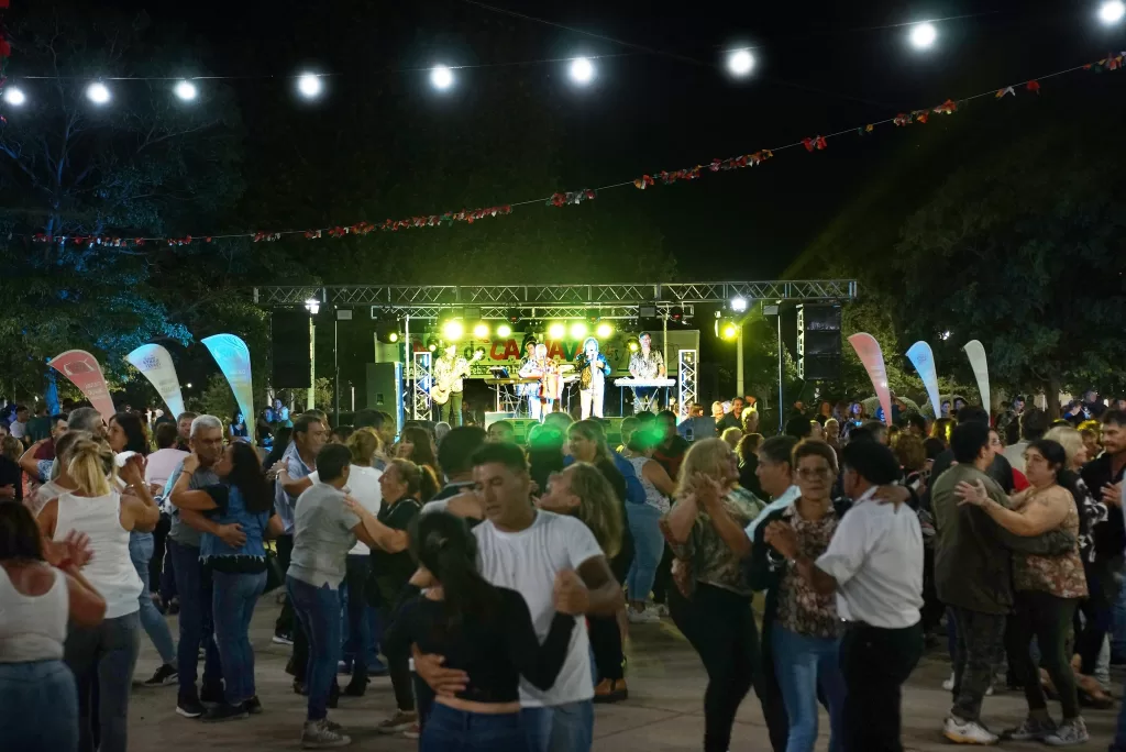 Santa Isabel: Éxito Rotundo en el Gran Baile de Carnaval