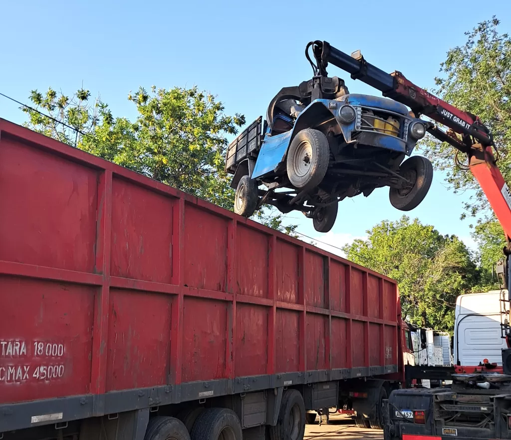 Villa Cañás: El municipio realizó una compactación de vehículos