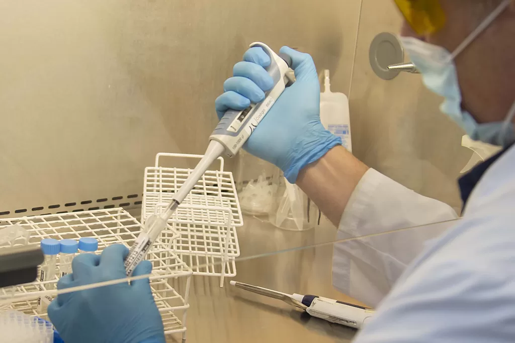 Encefalitis Equina del Oeste: El laboratorio del Cemar se convierte en centro de referencia para la provincia