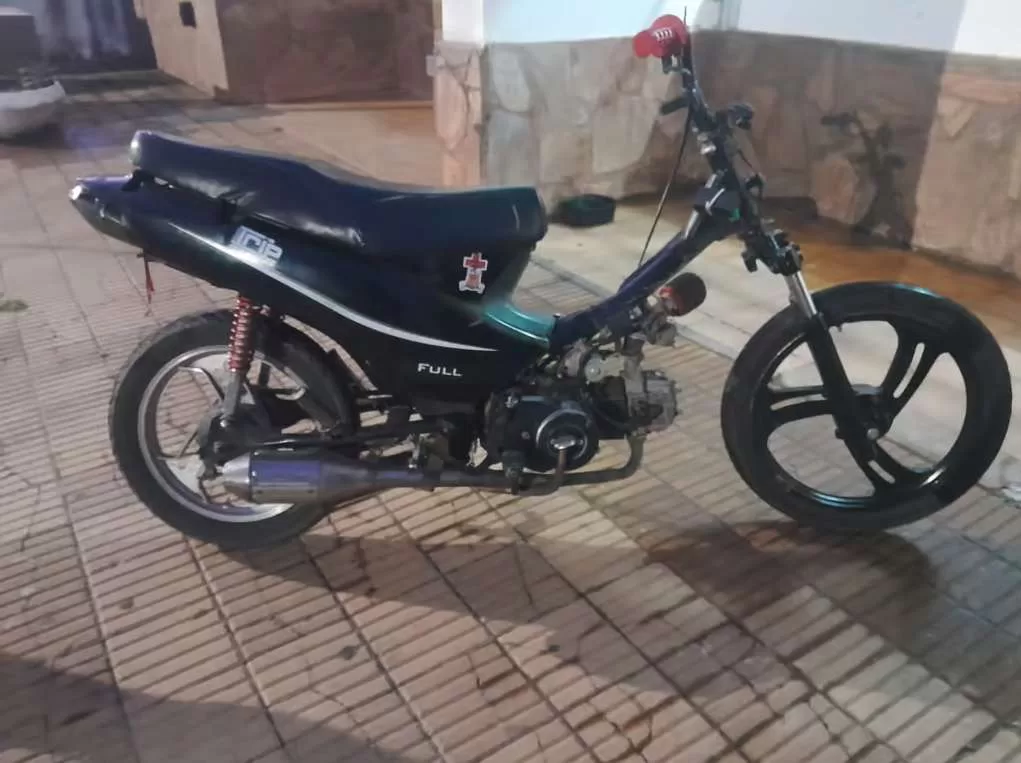 Elortondo: Arrestaron a un sujeto que circulaba en una moto sustraída y estupefacientes