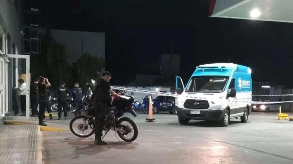 Rosario: Asesinaron a balazos al playero de una estación de servicio y dejaron una carta con amenazas para Maximiliano Pullaro