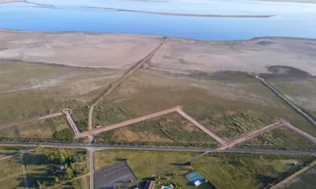 Melincué: La Provincia construye la obra de defensa en la Laguna